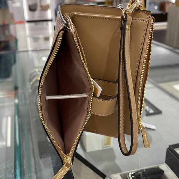 MICHAEL KORS
Jet Set Lg Ombré Logo Double-Zip Wristlet-Wallet-Phone Case Holder - Picture 13 of 16